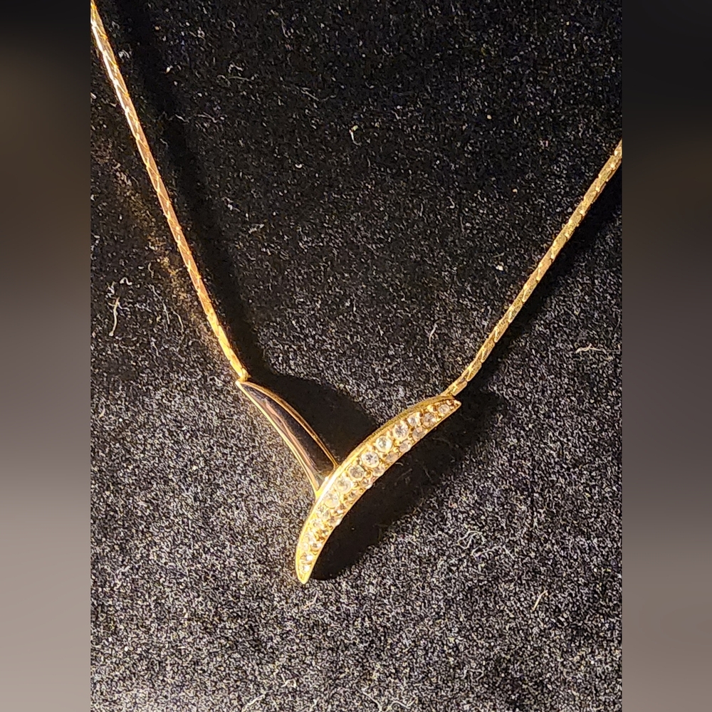 Trifari Gold-Tone V-Shaped Pendant Necklace with Black Enamel & Rhinestone Vtg - Picture 2 of 8